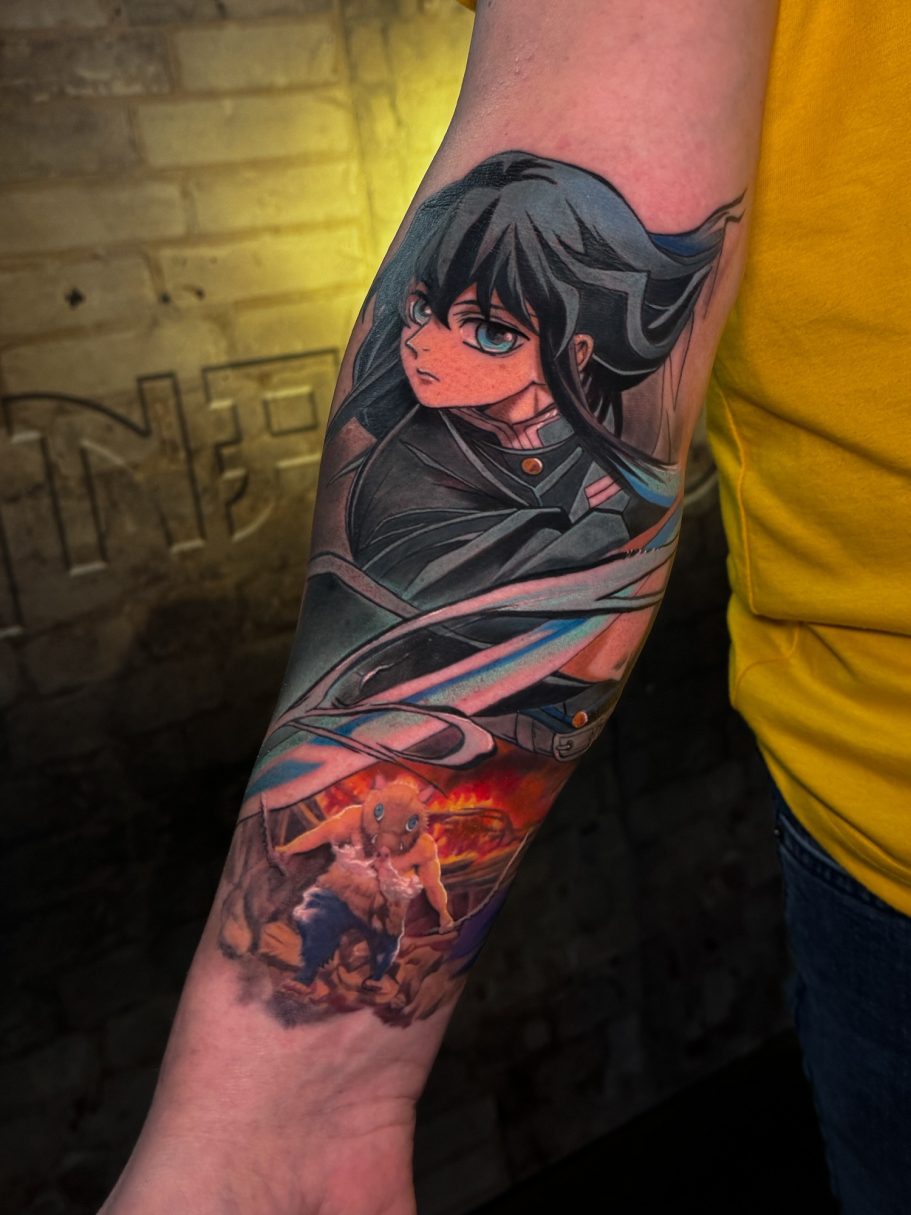 Tattoo eines Charakters mit schwarzen Haaren und dynamischer Pose auf einem Unterarm.